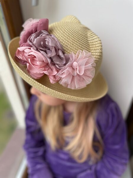  HAT WITH FLOWER DECOR