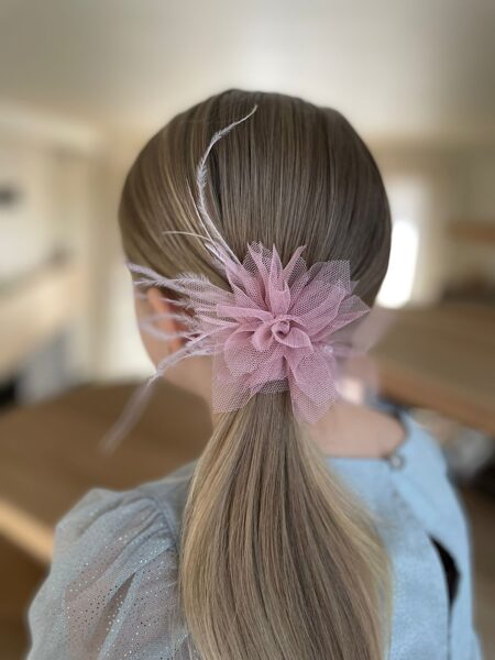 TULLE HAIR CLIP WITH FEATHER